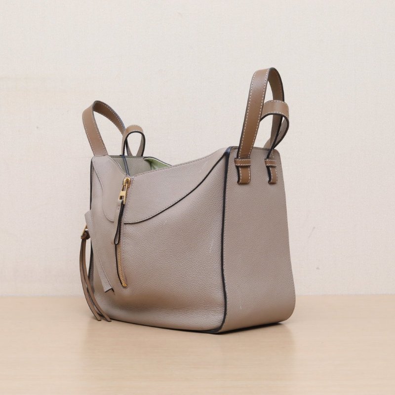 LOEWE Hammock吊床包經典單色中號灰色牛皮金扣肩背包-3