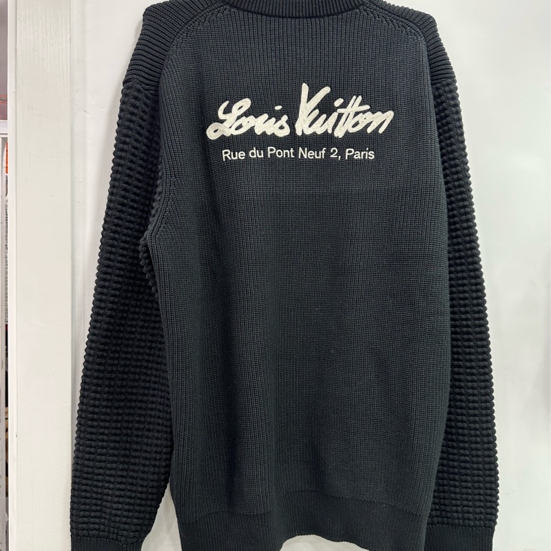 LV路易威登黑色針織毛衣，背後米白色刺繡logo，Rue du Pont Neuf 2, Paris字樣，袖子是另一種針織工藝，很有設計感 XL碼-1