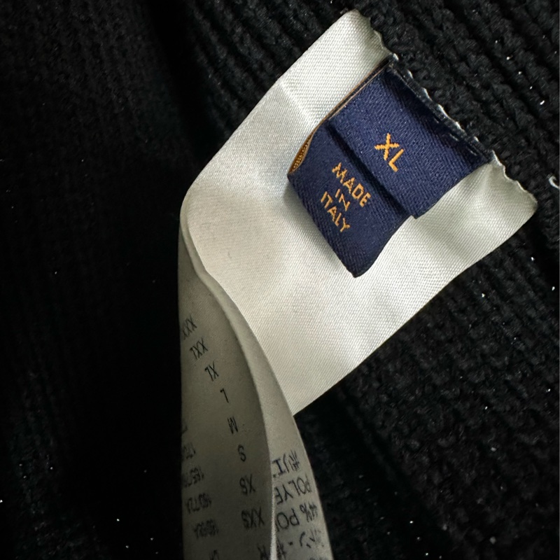 LV路易威登黑色針織毛衣，背後米白色刺繡logo，Rue du Pont Neuf 2, Paris字樣，袖子是另一種針織工藝，很有設計感 XL碼-2