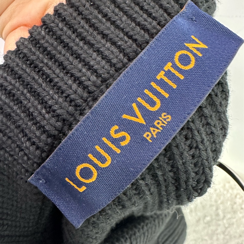 LV路易威登黑色針織毛衣，背後米白色刺繡logo，Rue du Pont Neuf 2, Paris字樣，袖子是另一種針織工藝，很有設計感 XL碼-3