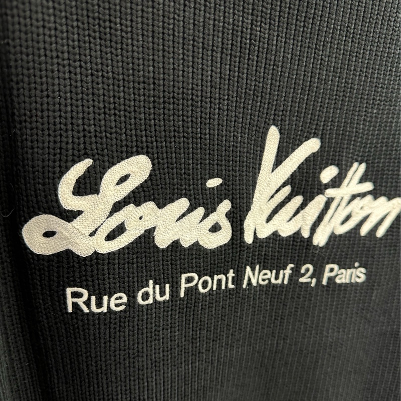 LV路易威登黑色針織毛衣，背後米白色刺繡logo，Rue du Pont Neuf 2, Paris字樣，袖子是另一種針織工藝，很有設計感 XL碼-4