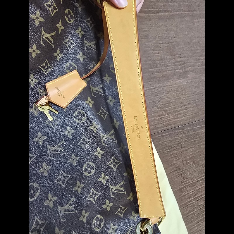 LV Louis Vuitton
Monogram Berri MM-4