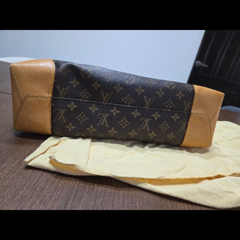 LV Louis Vuitton
Monogram Berri MM-7
