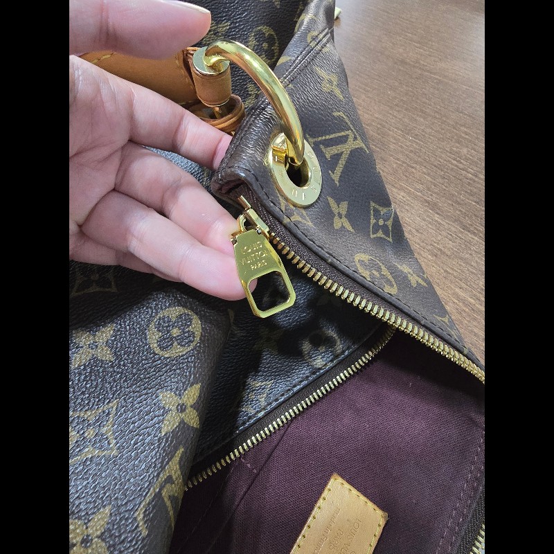 LV Louis Vuitton
Monogram Berri MM-10