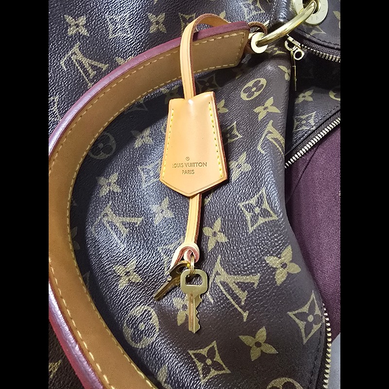 LV Louis Vuitton
Monogram Berri MM-11