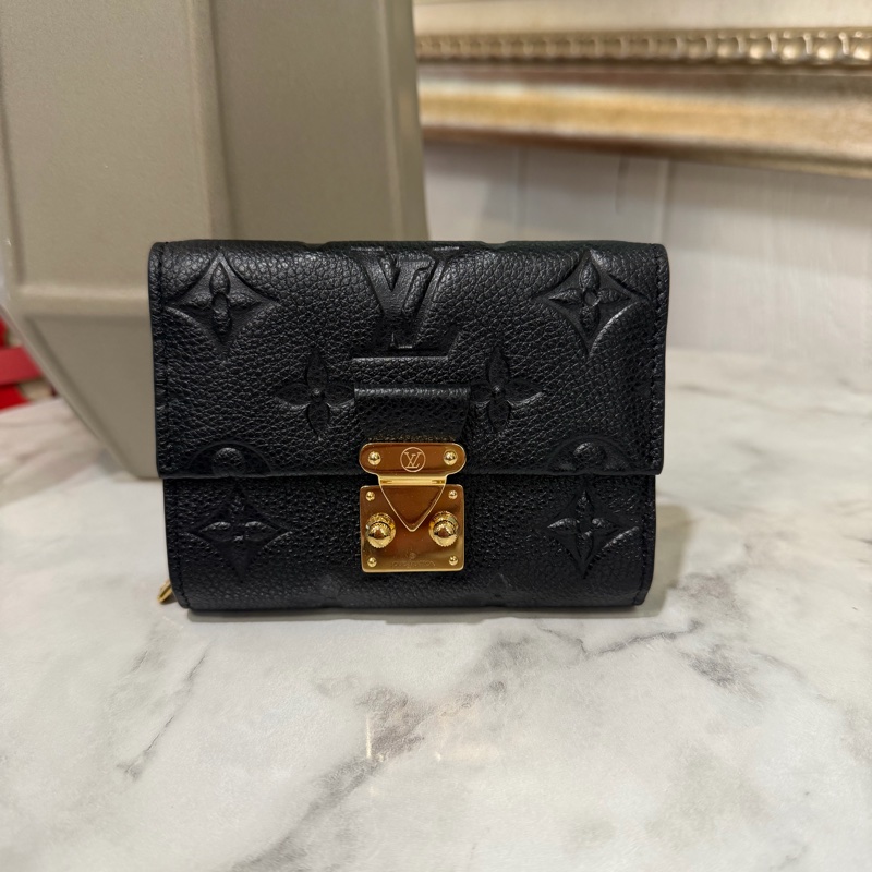 LV 黑牛皮壓紋Metus金釦後ㄇ拉6卡短夾M80880-0