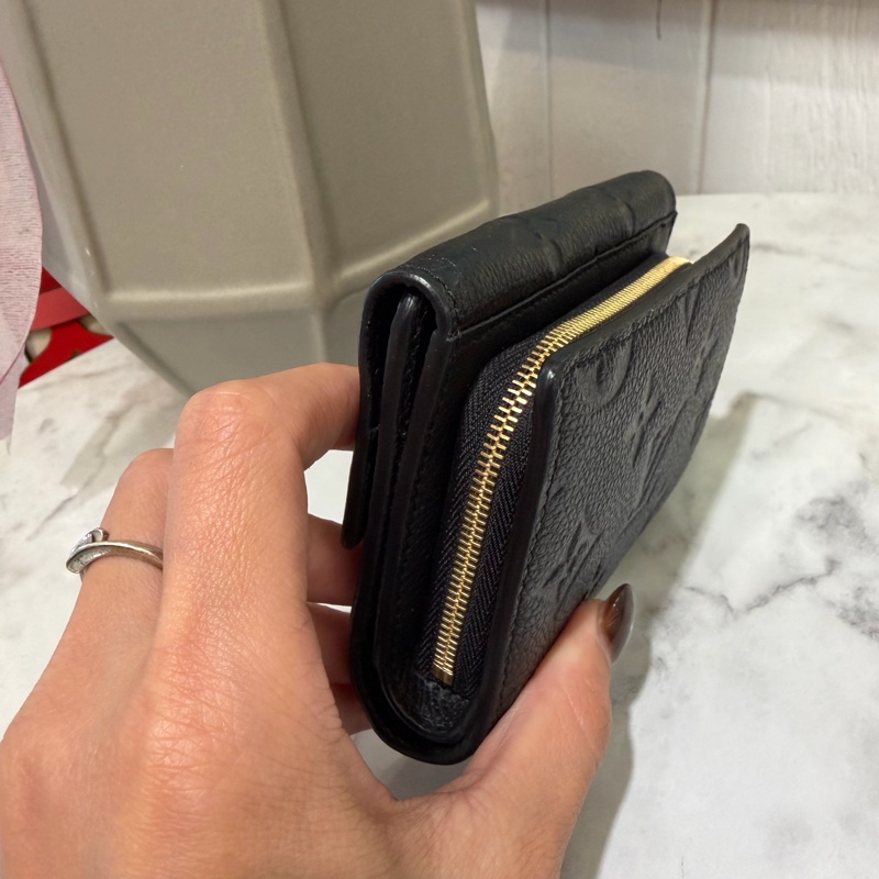 LV 黑牛皮壓紋Metus金釦後ㄇ拉6卡短夾M80880-1