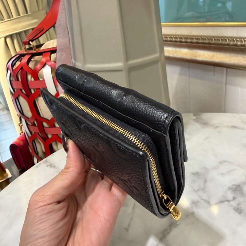 LV 黑牛皮壓紋Metus金釦後ㄇ拉6卡短夾M80880-2