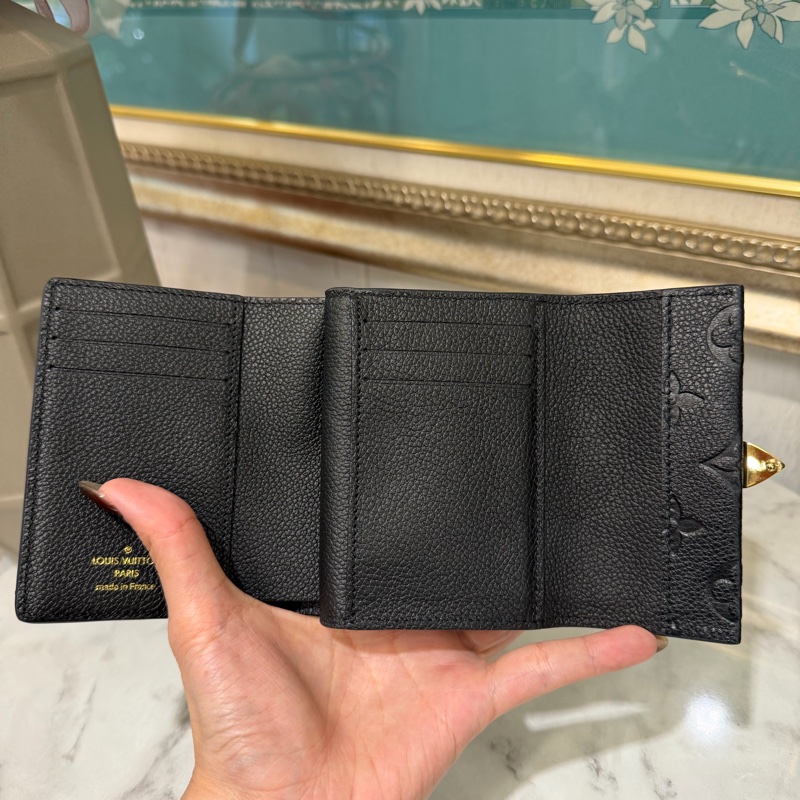 LV 黑牛皮壓紋Metus金釦後ㄇ拉6卡短夾M80880-3