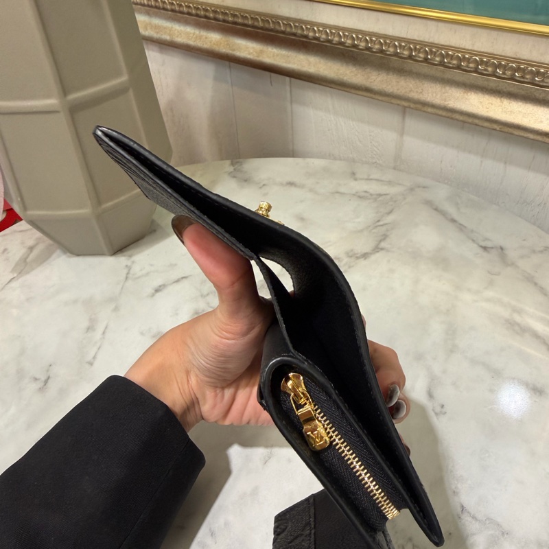LV 黑牛皮壓紋Metus金釦後ㄇ拉6卡短夾M80880-4