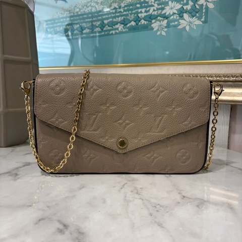 LV 米色牛皮壓紋Felicie Pochette金釦信封下蓋三合一斜背鏈包M68697