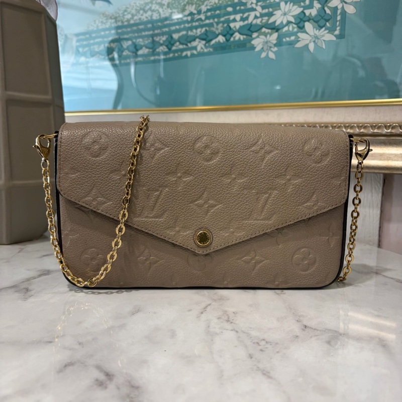 LV 米色牛皮壓紋Felicie Pochette金釦信封下蓋三合一斜背鏈包M68697-0