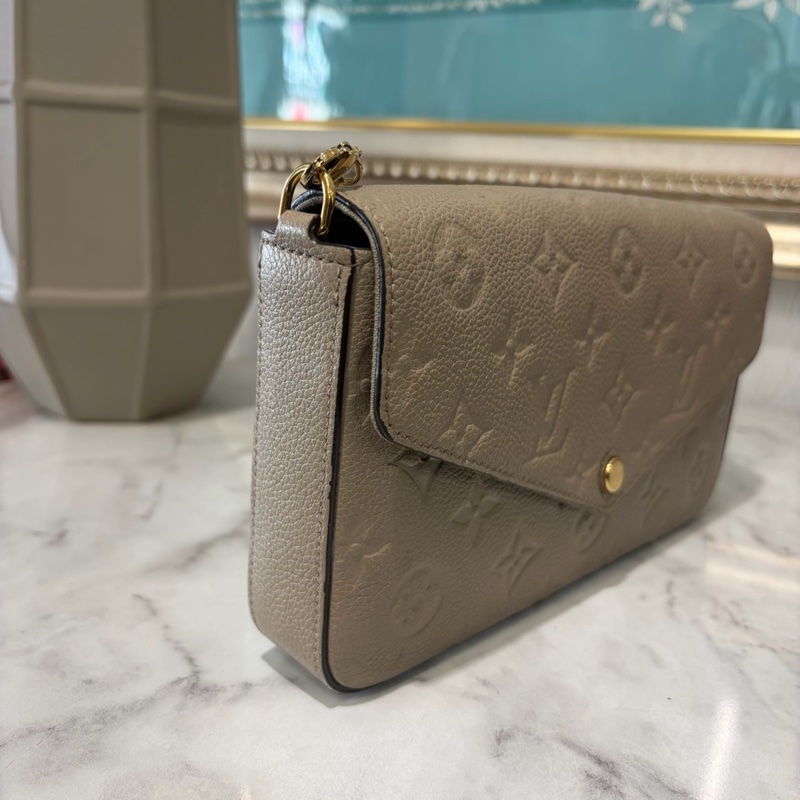 LV 米色牛皮壓紋Felicie Pochette金釦信封下蓋三合一斜背鏈包M68697-1