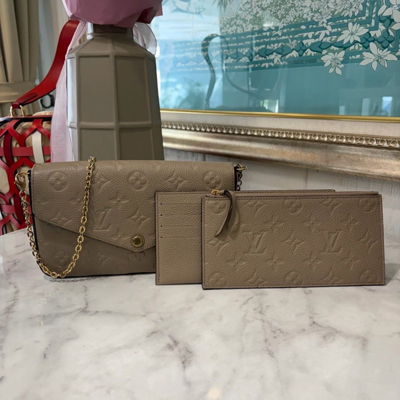LV 米色牛皮壓紋Felicie Pochette金釦信封下蓋三合一斜背鏈包M68697-2