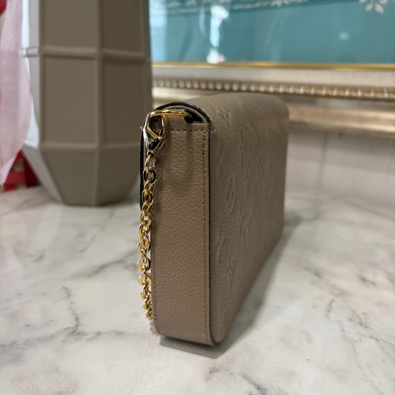 LV 米色牛皮壓紋Felicie Pochette金釦信封下蓋三合一斜背鏈包M68697-3