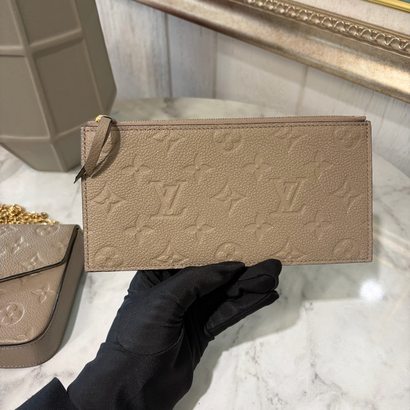 LV 米色牛皮壓紋Felicie Pochette金釦信封下蓋三合一斜背鏈包M68697-6