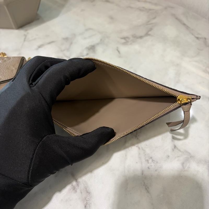 LV 米色牛皮壓紋Felicie Pochette金釦信封下蓋三合一斜背鏈包M68697-7