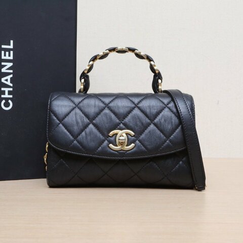 CHANEL 21S口蓋包黑色羊皮31開菱格紋金屬皮穿手柄肩背包