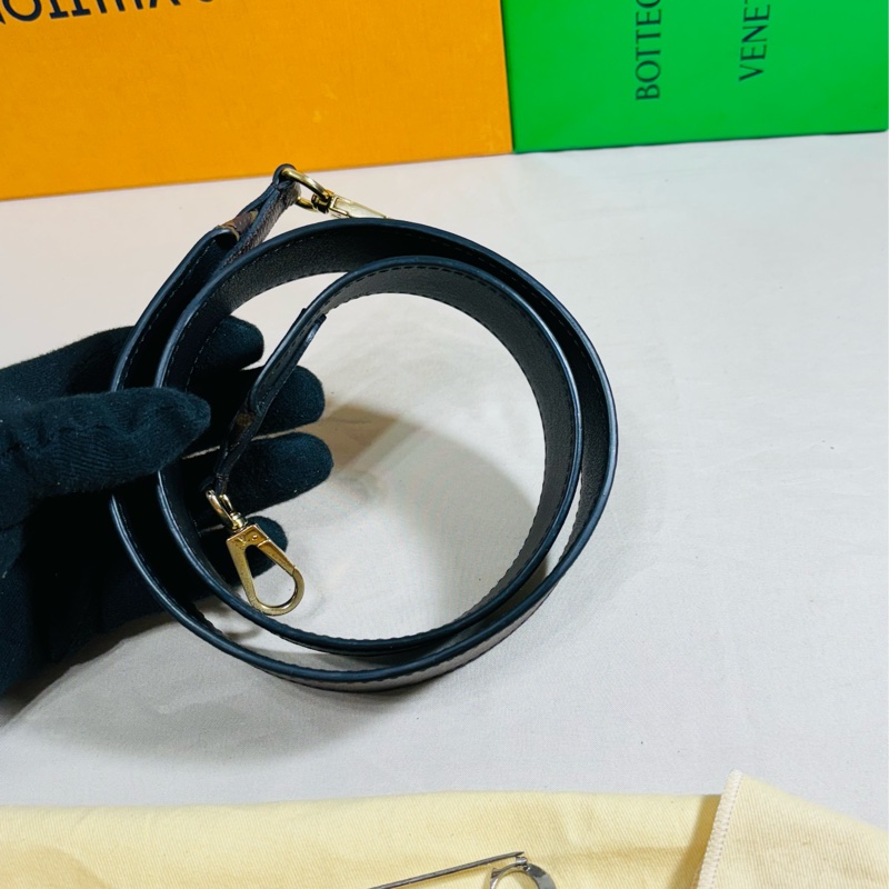 ‼️ 全台最甜近新美品LV新款寬背帶/肩帶 LouisVuitton 路易威登雙面用-7