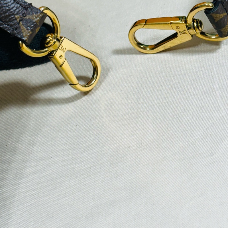 ‼️ 全台最甜近新美品LV新款寬背帶/肩帶 LouisVuitton 路易威登雙面用-8