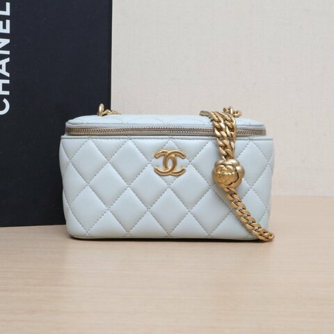 CHANEL 長盒子化妝包淺綠色羊皮金扣山茶花調節扣肩背包