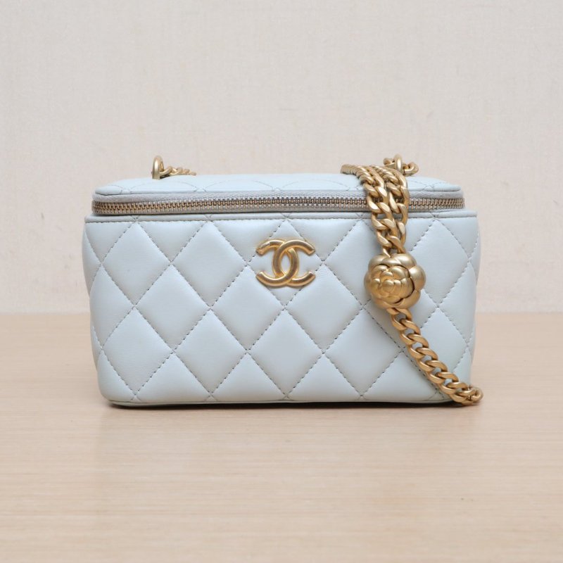 CHANEL 長盒子化妝包淺綠色羊皮金扣山茶花調節扣肩背包-1