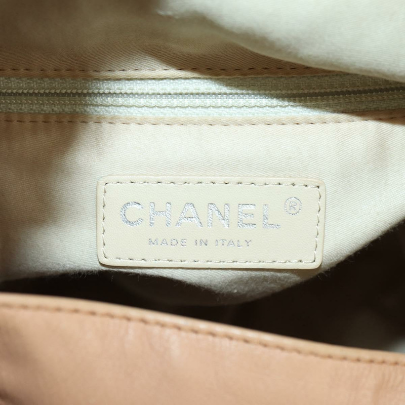 【日本直送】香奈兒 (CHANEL) 絎縫鏈條雙肩包，羊皮材質，米色，銀色雙C標誌，貨號 177984SAV-24