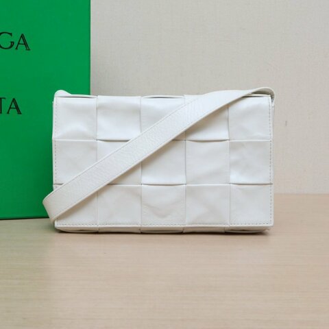 BOTTEGA VENETA Cassette23寬肩帶白色牛皮肩背包