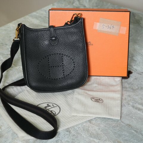 【美收精品】HERMÈS Evelyne 黑色粒面皮革斜背包 5-364