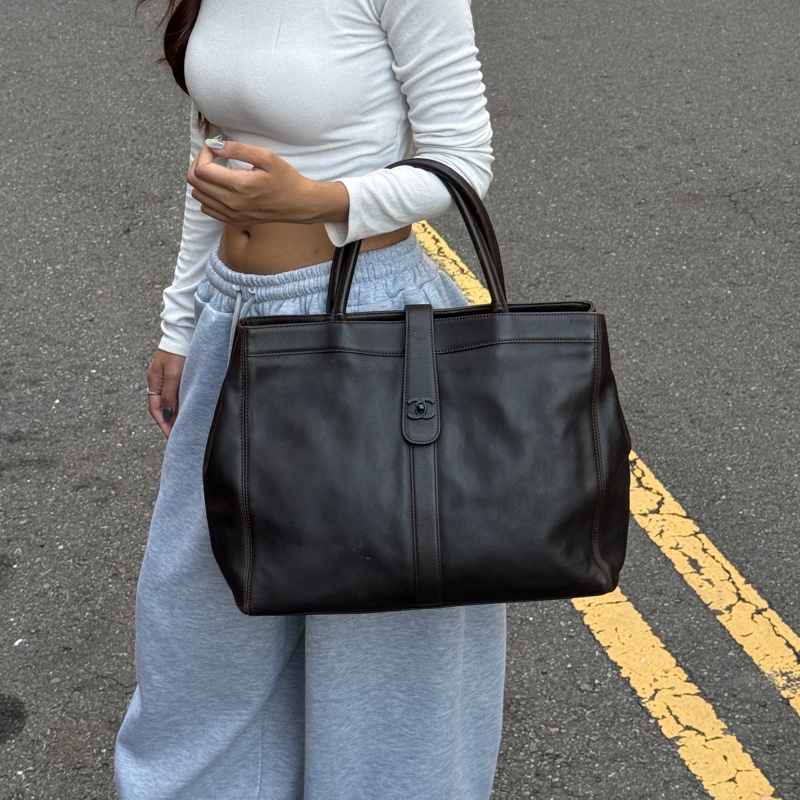 （極新🎁 超稀有） Chanel “So Black”黑釦 肩背托特包 【專櫃27.6萬】-4