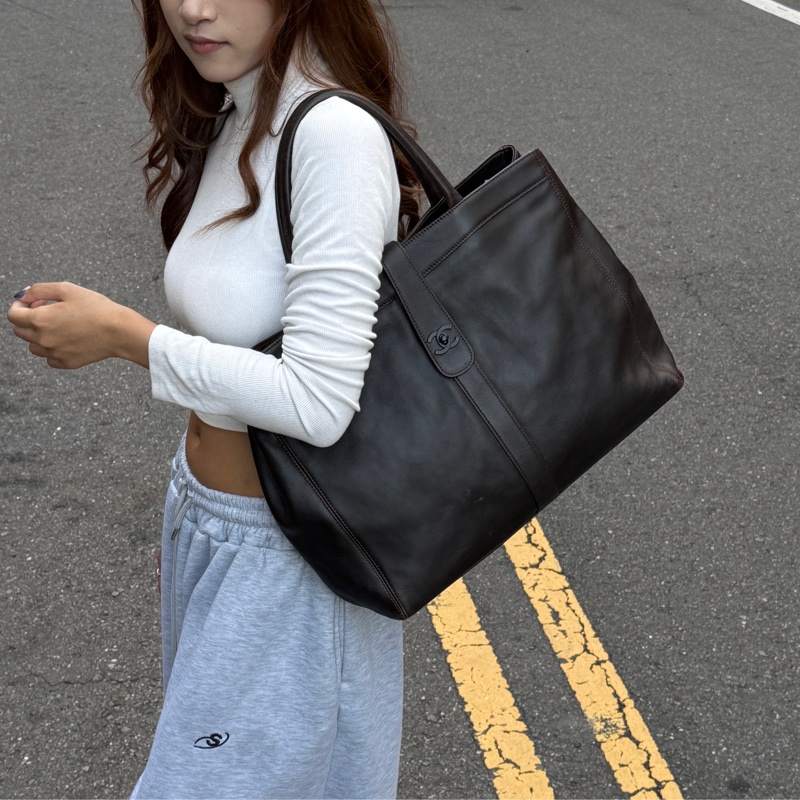 （極新🎁 超稀有） Chanel “So Black”黑釦 肩背托特包 【專櫃27.6萬】-5