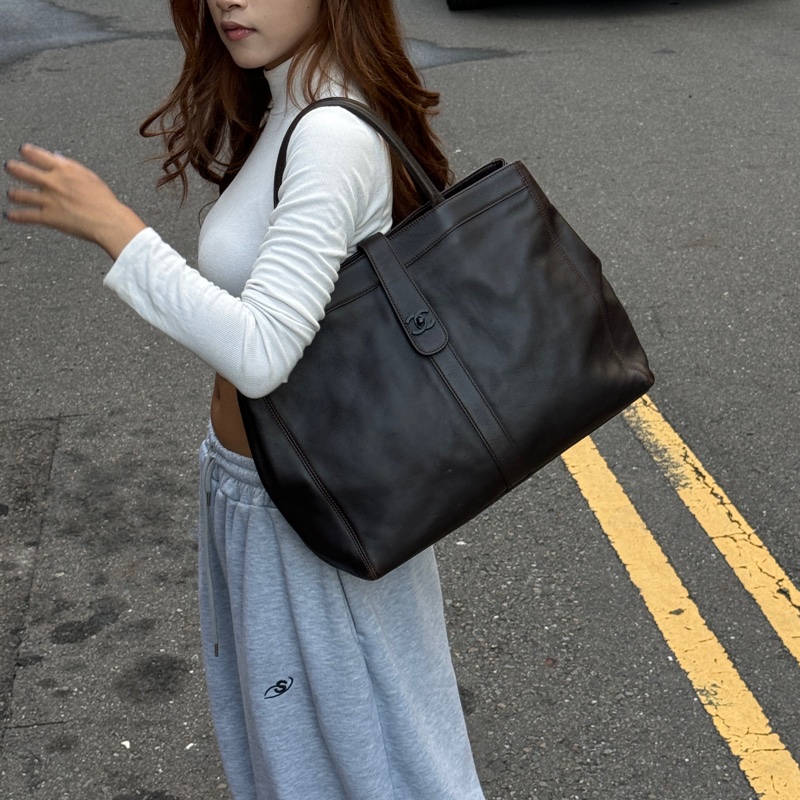 （極新🎁 超稀有） Chanel “So Black”黑釦 肩背托特包 【專櫃27.6萬】-21