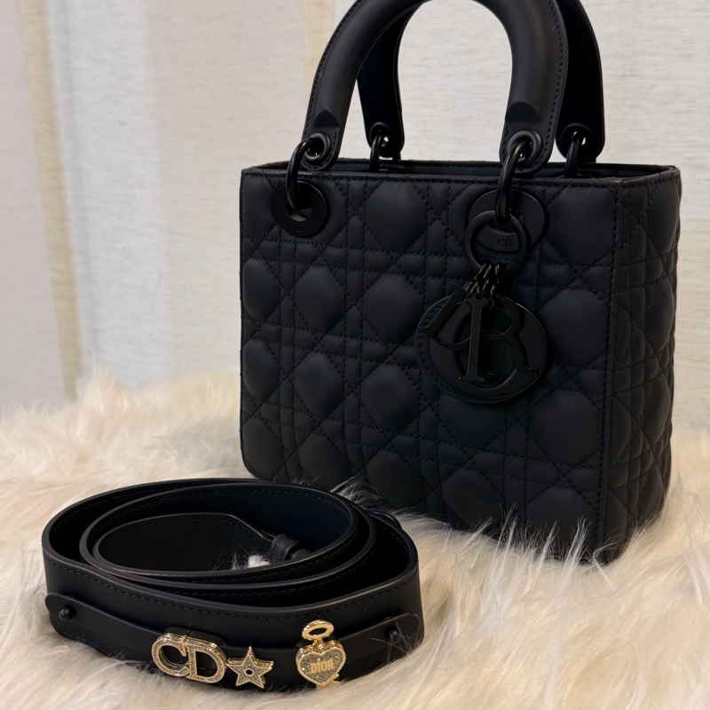 Dior lady Dior 霧面黑牛皮霧黑釦小號斜背包-1