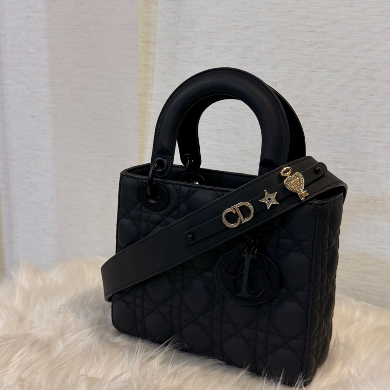 Dior lady Dior 霧面黑牛皮霧黑釦小號斜背包-2