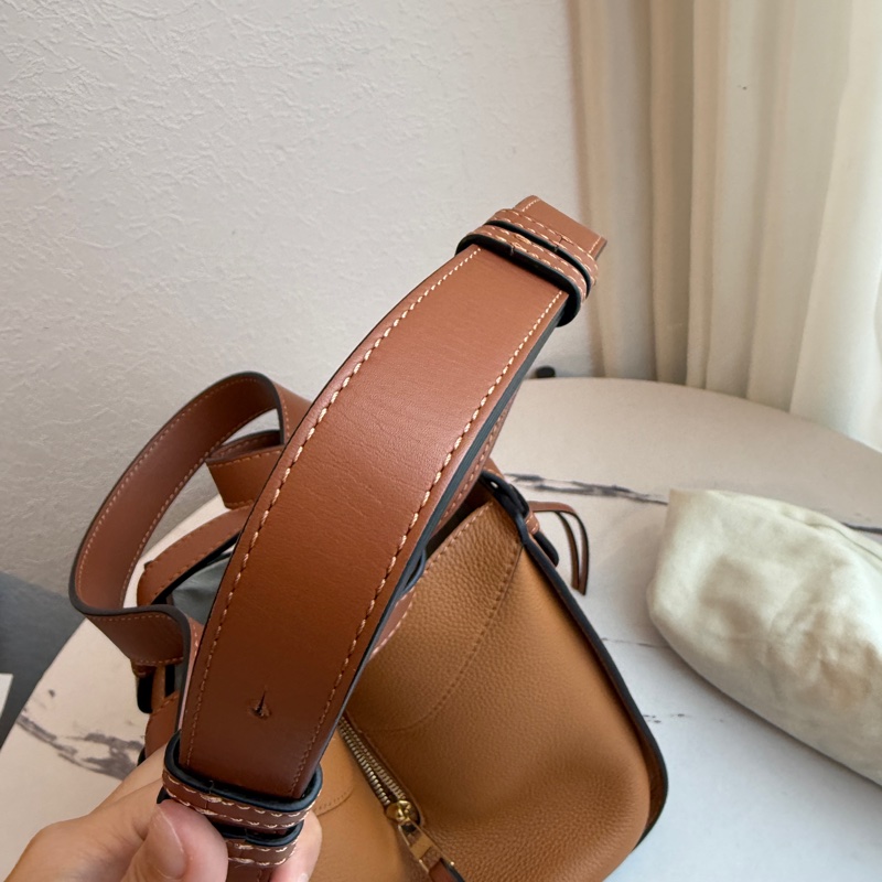 Loewe pm小號吊床包 焦糖色-6