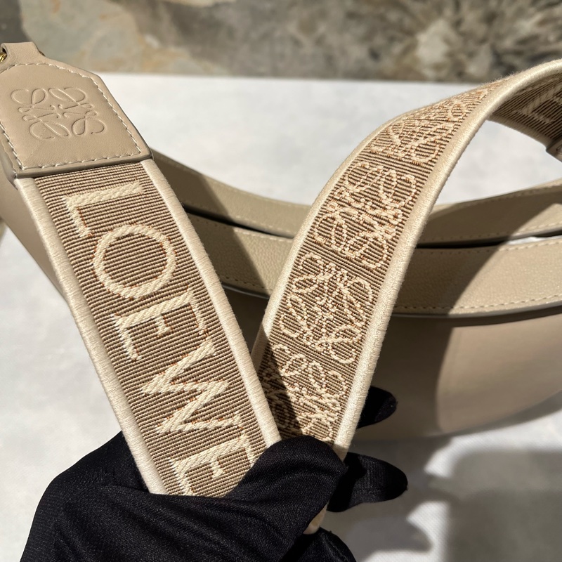 Loewe石灰色牛皮Luna肩背包-8