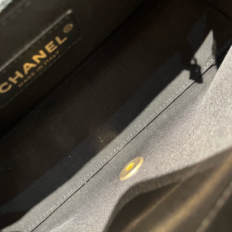 Chanel黑金牛皮飾邊梯形手拿鏈條斜背兩用包-7