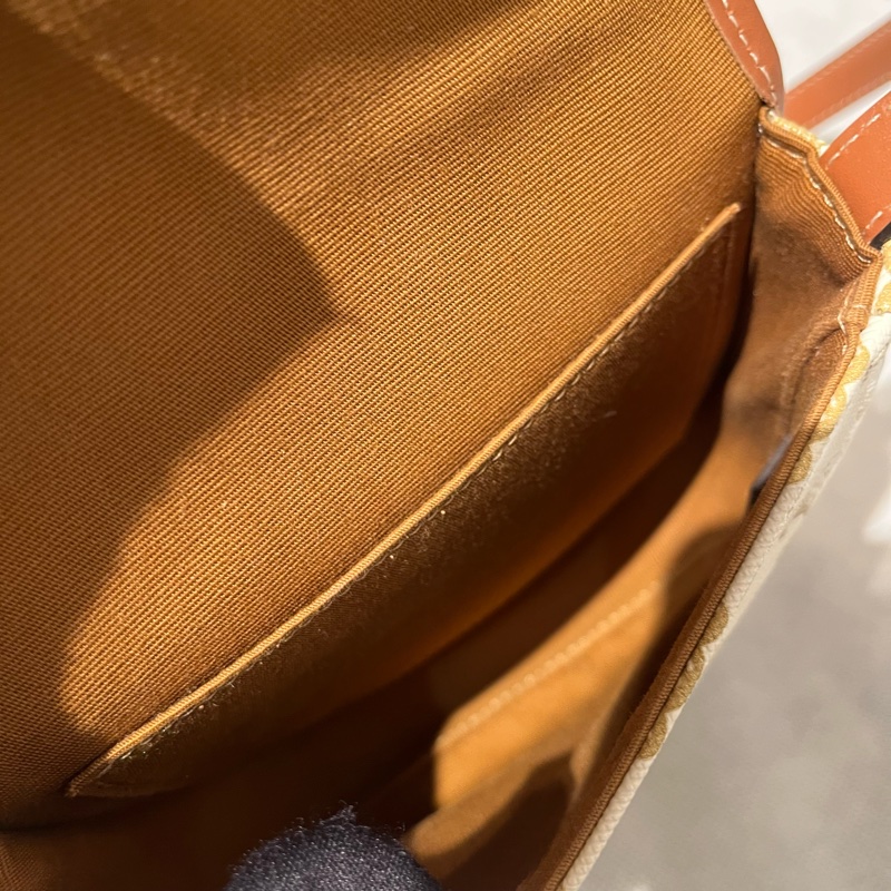 Celine 白色PVC凱旋門金釦小馬鞍-7