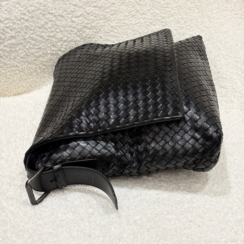 BV 葆蝶家黑色純色羊皮編織斜挎包 尺寸：31x8x28 無配件 單品-13