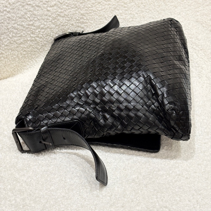 BV 葆蝶家黑色純色羊皮編織斜挎包 尺寸：31x8x28 無配件 單品-14