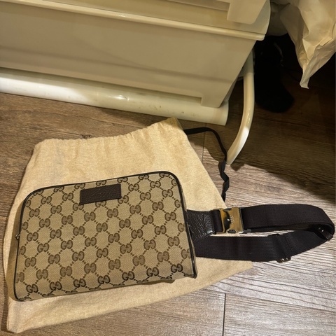 (9成5新) GUCCI 帆布腰包/胸包/斜挎包