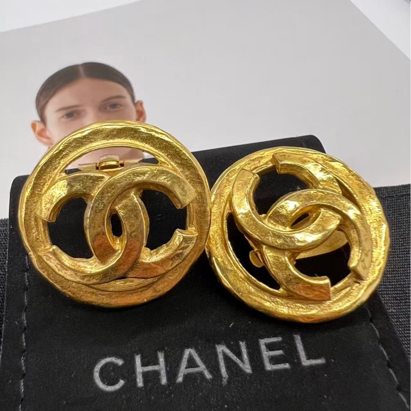 Chanel 復古經典Logo金色耳飾-11