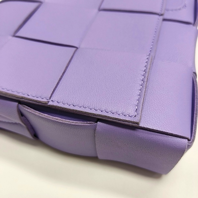 BOTTEGA VENETA Cassette 中號 紫色羊皮編織斜背包-7