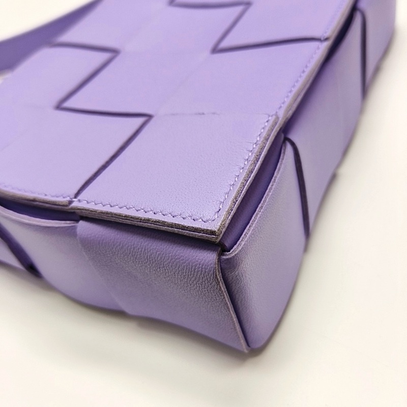 BOTTEGA VENETA Cassette 中號 紫色羊皮編織斜背包-8