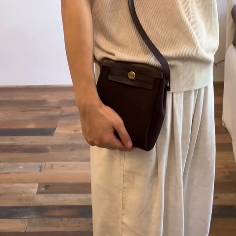 【😆四季都能背✨全網最低價❤️】Hermes 愛馬仕 中古 herbag mini 斜挎包 棕色➕卡其色