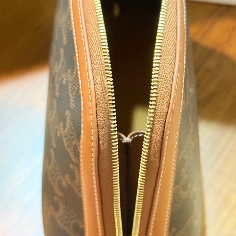 未使用美品🏅CELINE 新款 防潑水 經典凱旋門 化妝包-3