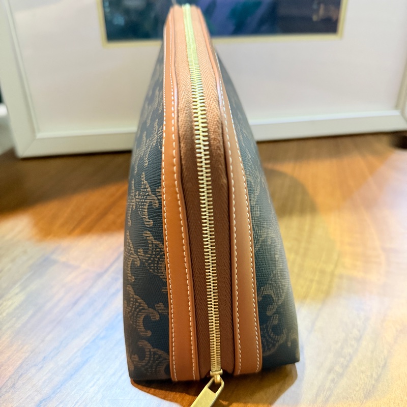 未使用美品🏅CELINE 新款 防潑水 經典凱旋門 化妝包-13
