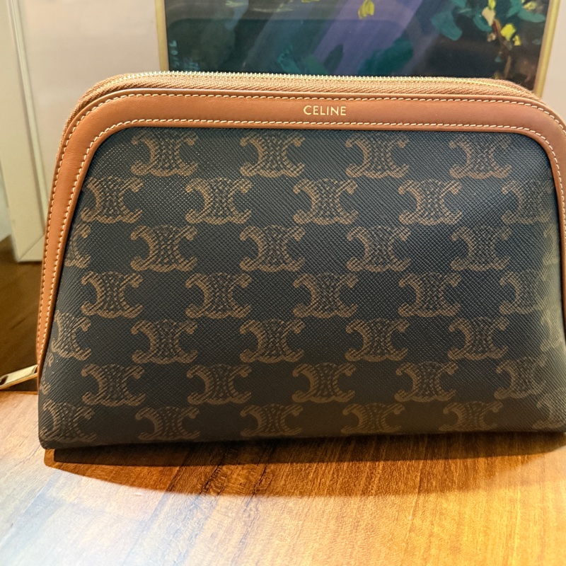 未使用美品🏅CELINE 新款 防潑水 經典凱旋門 化妝包-14
