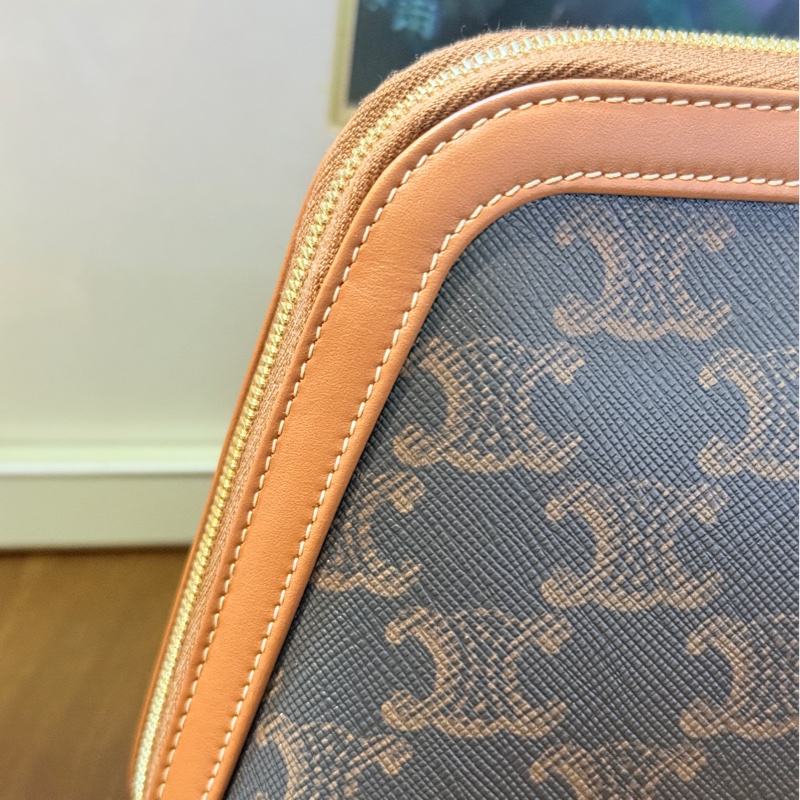 未使用美品🏅CELINE 新款 防潑水 經典凱旋門 化妝包-17