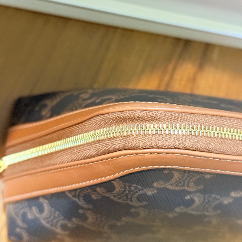 未使用美品🏅CELINE 新款 防潑水 經典凱旋門 化妝包-20